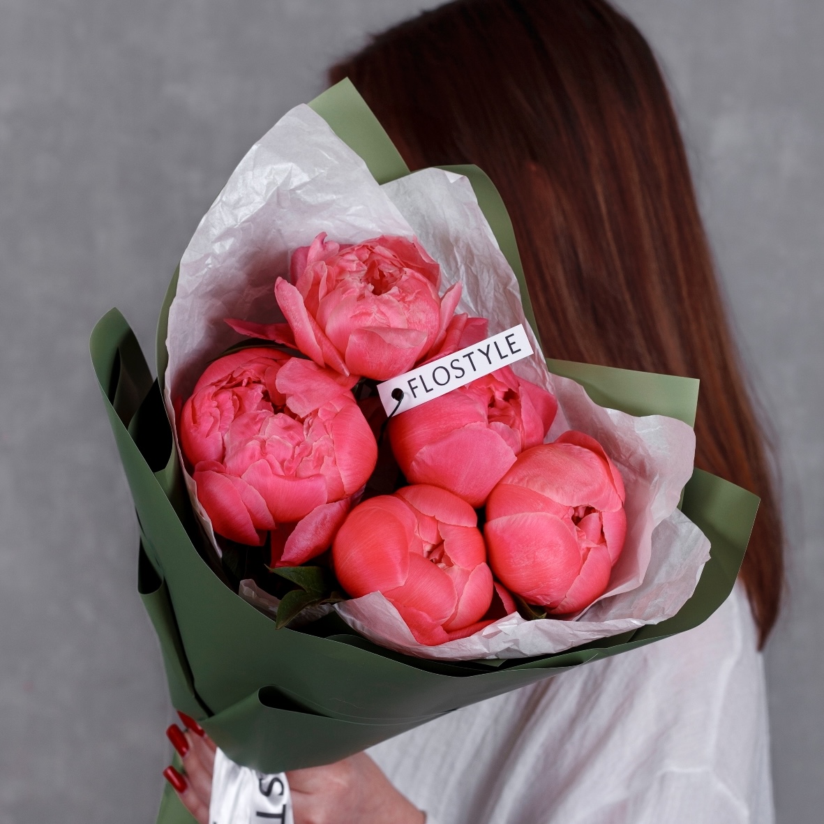 Букет из 5 коралловых пионов Escada…